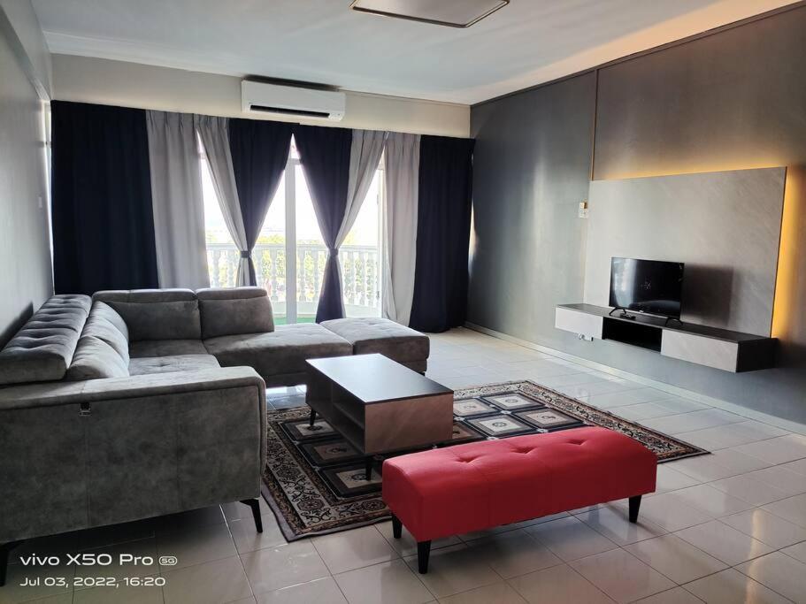 Nurizz Condostay Homestay Pantai Puteri Melaka Kampong Bukit Darat Exterior photo